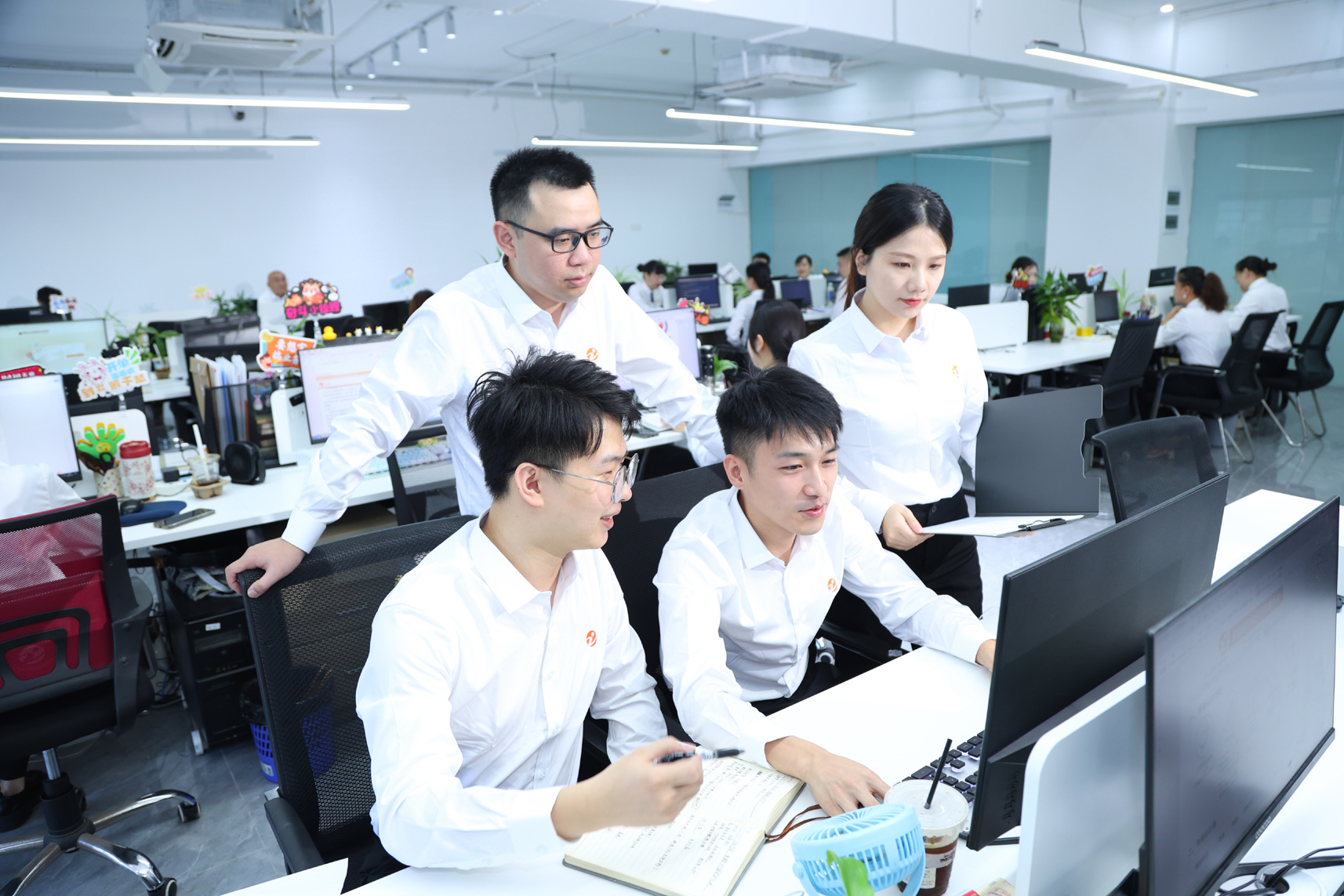 China IP Proの専門家が中国のオフィスで協働する様子